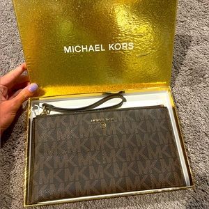 Michael Kors Large Clutch/Wristlet w/ Gift box